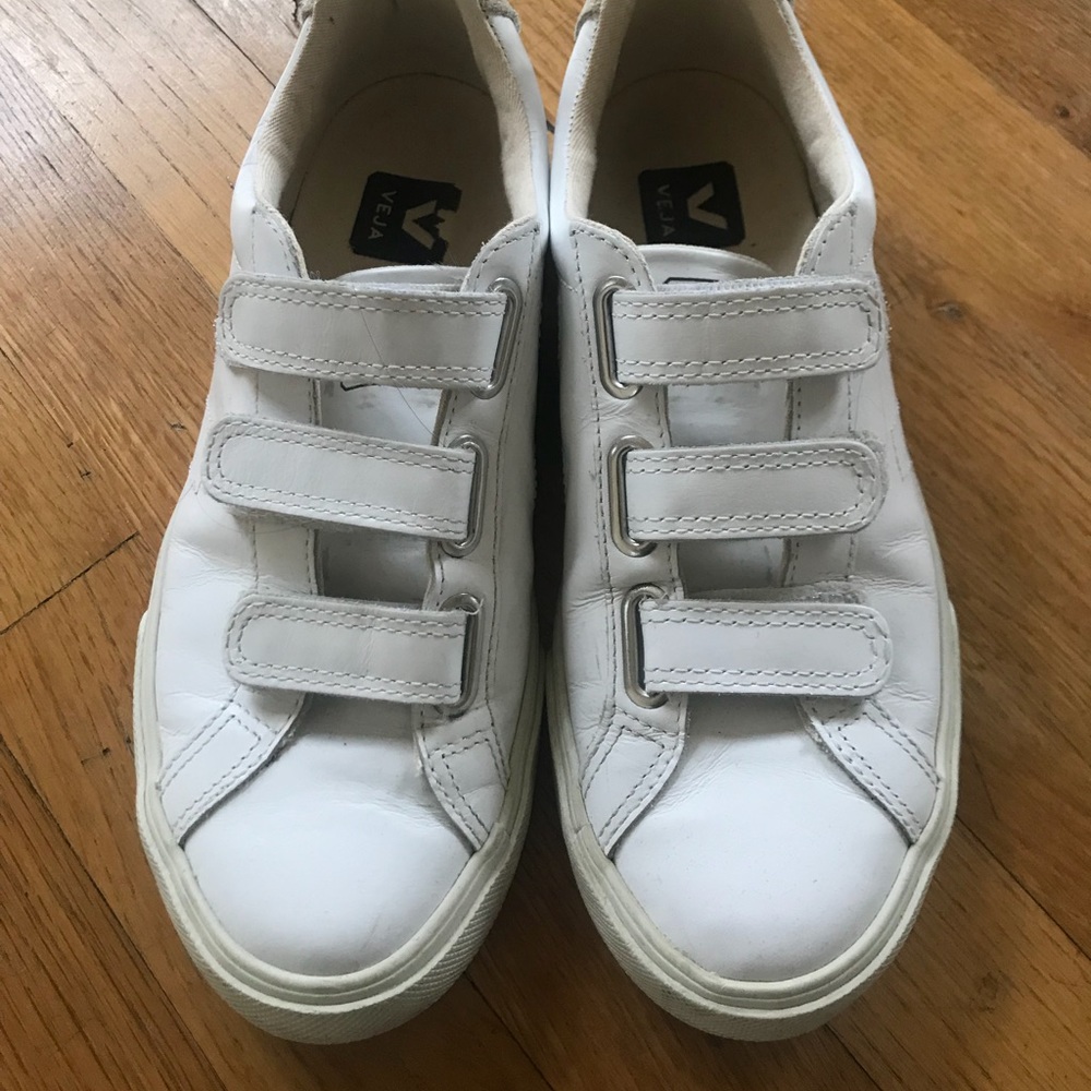 Classic white Veja leather sneakers. Size 38.